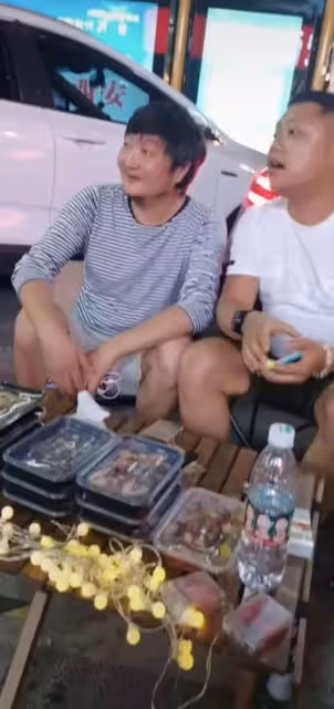 董潔前男友王大治被偶遇,在酒吧賣唱袒露心聲,打扮樸素發福明顯