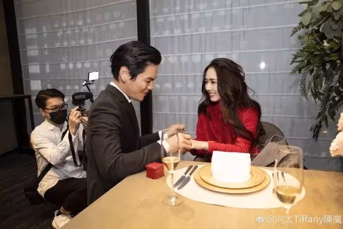 他71歲,身價千億、寵妻40年:好的婚姻,離不開江湖義氣!