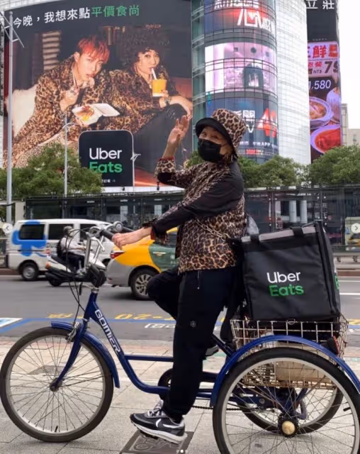 69歲的資深女星兼差！現身西門町「騎三輪車猛跑外送」　網驚「橫跨演藝圈50年天后」：求巧遇