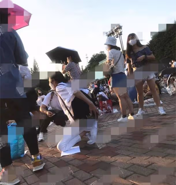 劉德華妻女現身遊樂園!朱麗倩跪地占位置看煙花,10歲女兒太像爸