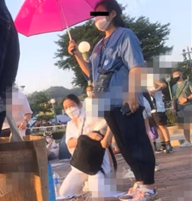 劉德華妻女現身遊樂園!朱麗倩跪地占位置看煙花,10歲女兒太像爸