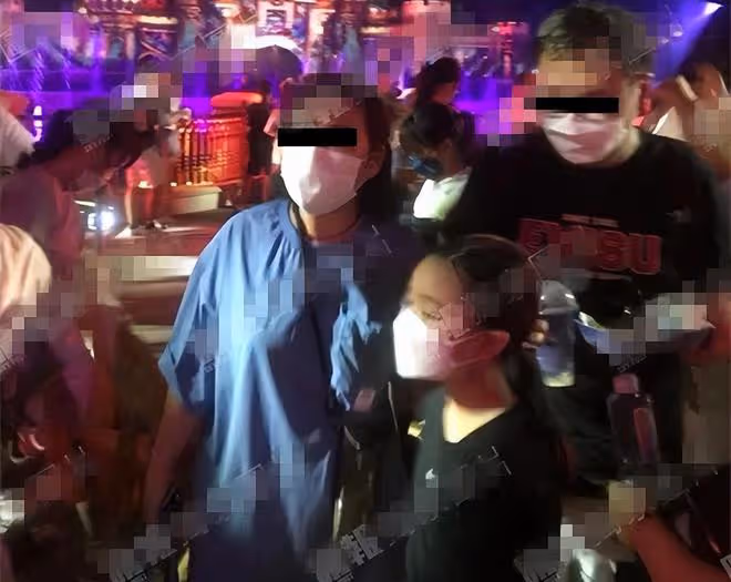 劉德華妻女現身遊樂園!朱麗倩跪地占位置看煙花,10歲女兒太像爸