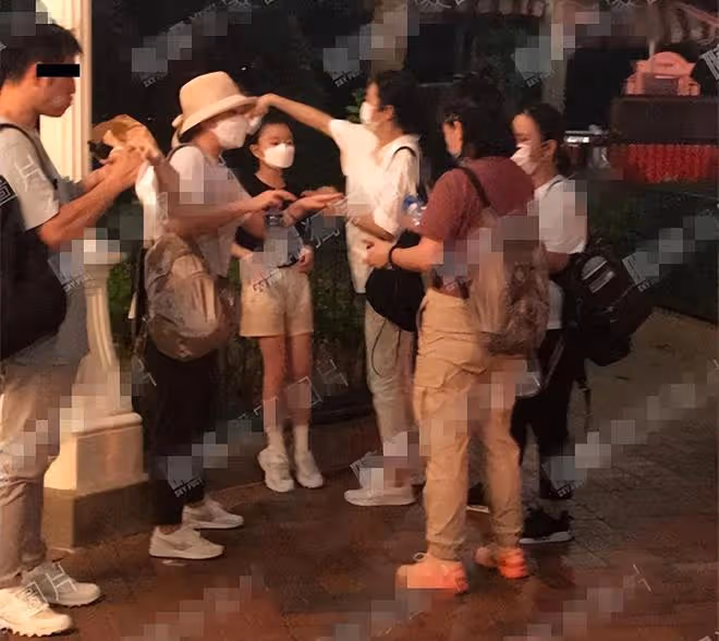劉德華妻女現身遊樂園!朱麗倩跪地占位置看煙花,10歲女兒太像爸