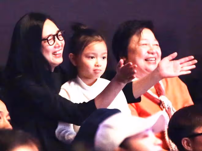 劉德華妻女現身遊樂園!朱麗倩跪地占位置看煙花,10歲女兒太像爸