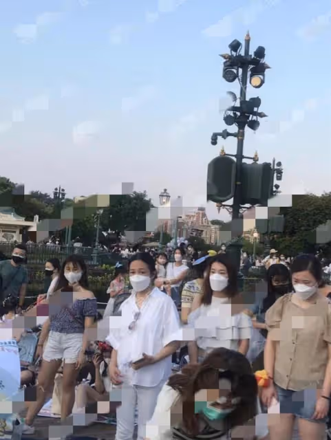 劉德華妻女游迪士尼,朱麗倩發福難認兩鬢白髮,10歲女兒個高像爸
