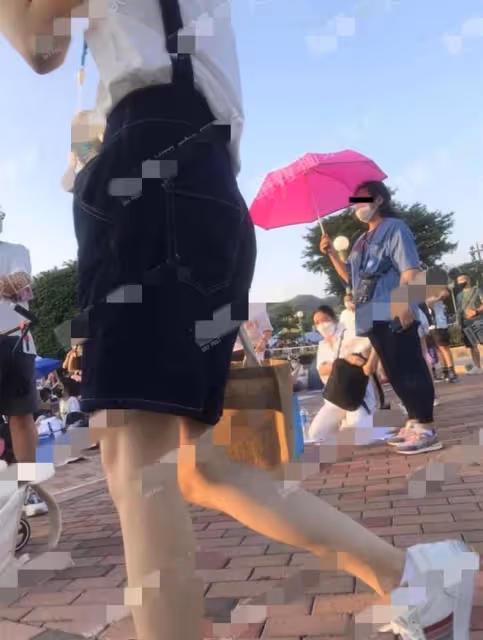 劉德華妻女游迪士尼,朱麗倩發福難認兩鬢白髮,10歲女兒個高像爸