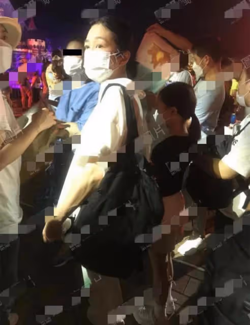 劉德華妻女游迪士尼,朱麗倩發福難認兩鬢白髮,10歲女兒個高像爸