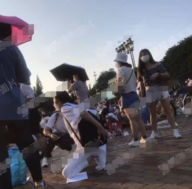 劉德華妻女游迪士尼,朱麗倩發福難認兩鬢白髮,10歲女兒個高像爸
