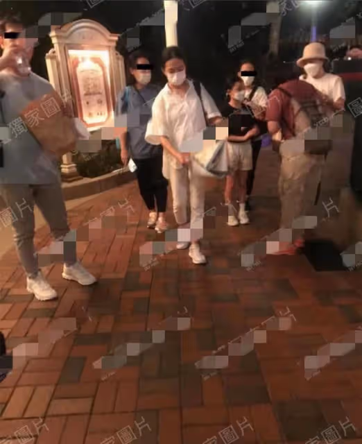 劉德華妻女游迪士尼,朱麗倩發福難認兩鬢白髮,10歲女兒個高像爸