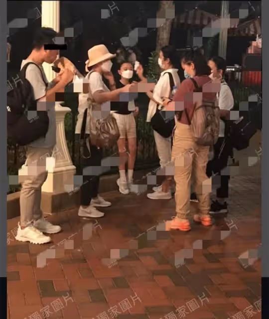 劉德華妻女游迪士尼,朱麗倩發福難認兩鬢白髮,10歲女兒個高像爸