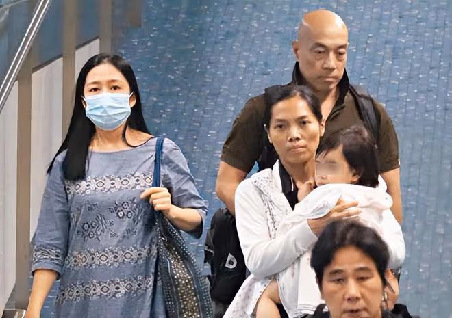 劉德華妻女游迪士尼,朱麗倩發福難認兩鬢白髮,10歲女兒個高像爸
