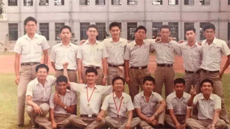 報恩35年不晚！考大學時家窮「小吃店老闆娘偷加料」份量加倍大 當上國小校長「北上大字報尋人」大喊：找到為止