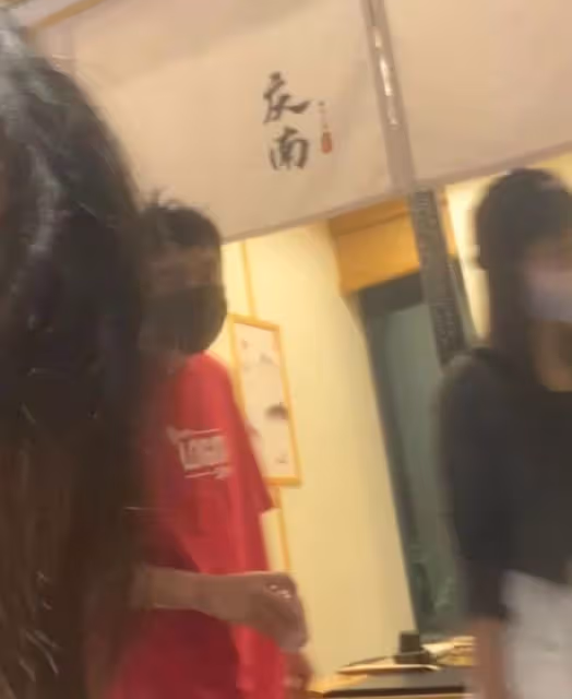 王思聰打卡日式料理店 近照發福顯油膩頭髮凌亂