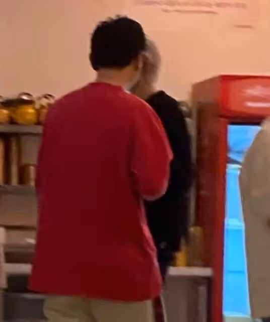 王思聰打卡日式料理店 近照發福顯油膩頭髮凌亂