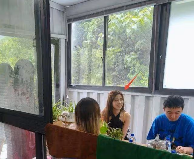 王思聰打卡日式料理店 近照發福顯油膩頭髮凌亂