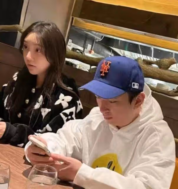 王思聰打卡日式料理店 近照發福顯油膩頭髮凌亂