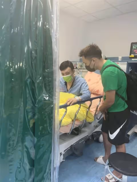74歲余天中風右眼快失明，女兒癌症惡化太痛苦，妻子面對鏡頭崩塌