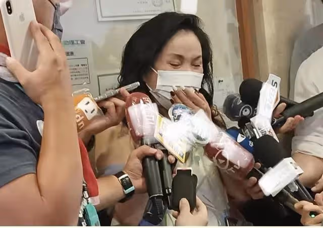 74歲余天中風右眼快失明，女兒癌症惡化太痛苦，妻子面對鏡頭崩塌