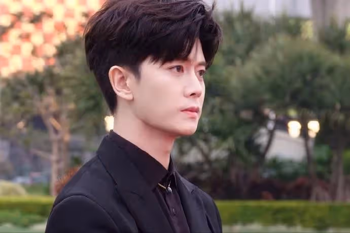 知名男星帶老婆參加朋友聚會，嬌妻一臉溫柔，網友：幸福的一對