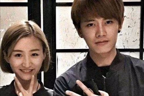 知名男星帶老婆參加朋友聚會，嬌妻一臉溫柔，網友：幸福的一對