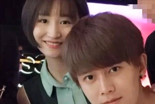 知名男星帶老婆參加朋友聚會，嬌妻一臉溫柔，網友：幸福的一對