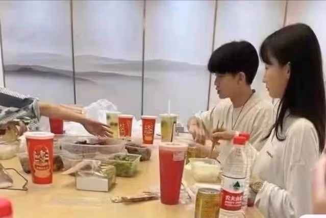 知名男星帶老婆參加朋友聚會，嬌妻一臉溫柔，網友：幸福的一對