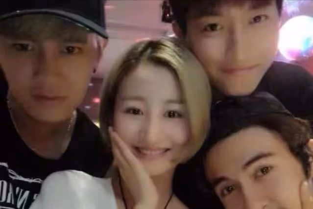知名男星帶老婆參加朋友聚會，嬌妻一臉溫柔，網友：幸福的一對