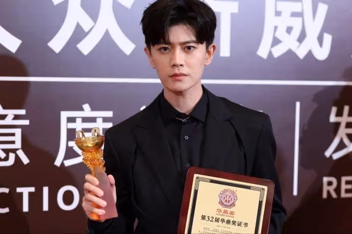 知名男星帶老婆參加朋友聚會，嬌妻一臉溫柔，網友：幸福的一對