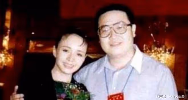 他出身名門望族,經歷三次婚姻無縫對接,如今61歲的他怎樣了?