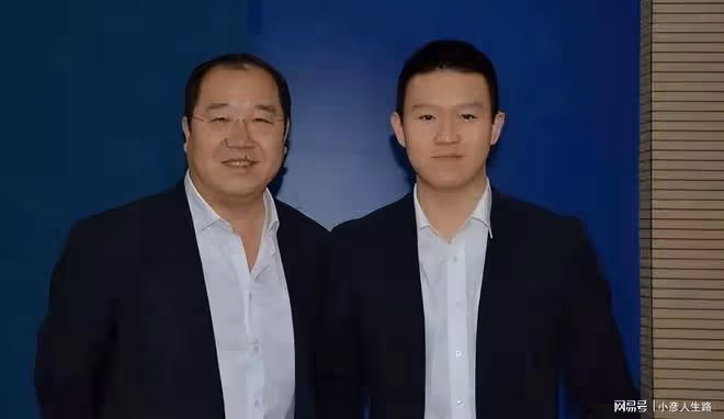 他出身名門望族,經歷三次婚姻無縫對接,如今61歲的他怎樣了?
