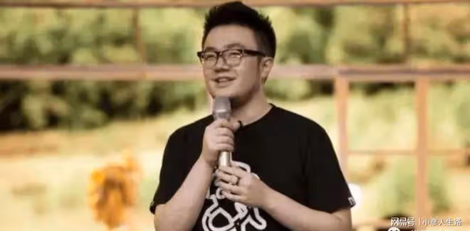 他出身名門望族,經歷三次婚姻無縫對接,如今61歲的他怎樣了?