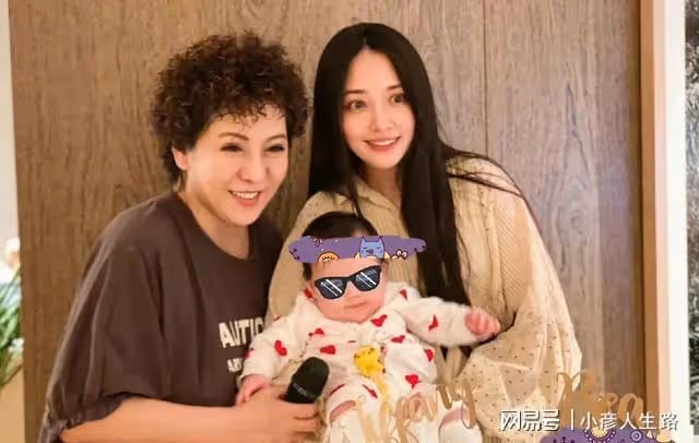 實錘來了!向佐和美女聊天被曝光,視頻中女方穿著暴露毫不設防