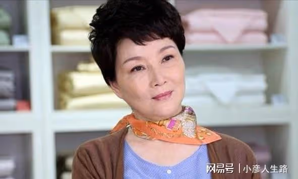 著名女演員朱茵:一朝婚姻失敗愧對女兒,晚年再婚後變得幸福