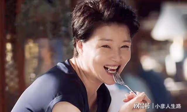 著名女演員朱茵:一朝婚姻失敗愧對女兒,晚年再婚後變得幸福
