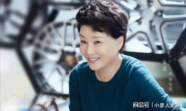 著名女演員朱茵:一朝婚姻失敗愧對女兒,晚年再婚後變得幸福