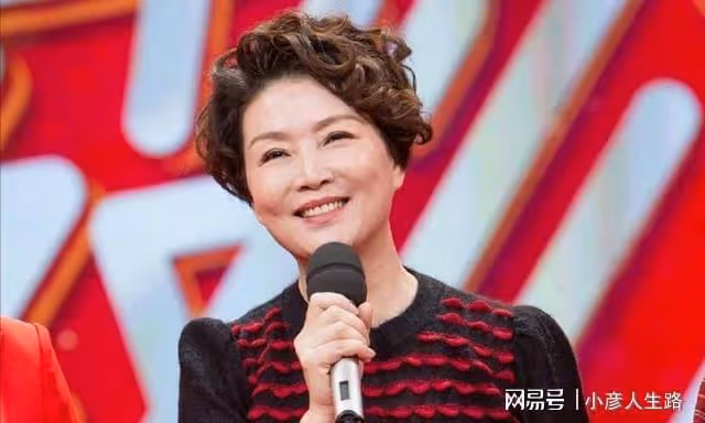 著名女演員朱茵:一朝婚姻失敗愧對女兒,晚年再婚後變得幸福