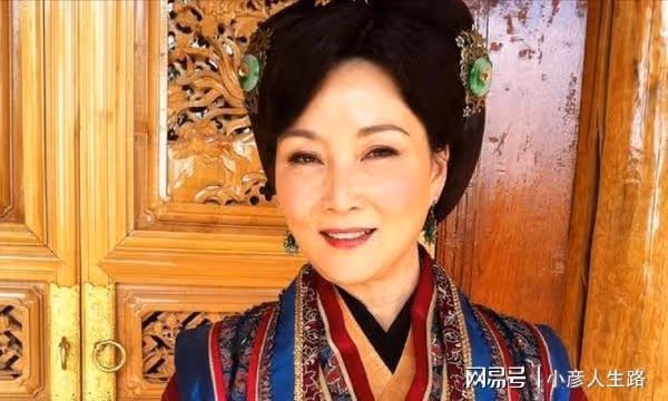 著名女演員朱茵:一朝婚姻失敗愧對女兒,晚年再婚後變得幸福