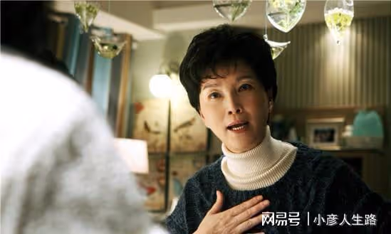 著名女演員朱茵:一朝婚姻失敗愧對女兒,晚年再婚後變得幸福