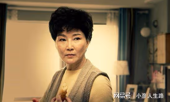 著名女演員朱茵:一朝婚姻失敗愧對女兒,晚年再婚後變得幸福
