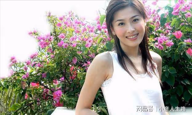 程愫傅程鵬離婚5年後,她獨自帶娃當院長,他事業受阻演配角