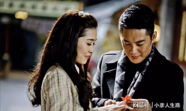 程愫傅程鵬離婚5年後,她獨自帶娃當院長,他事業受阻演配角