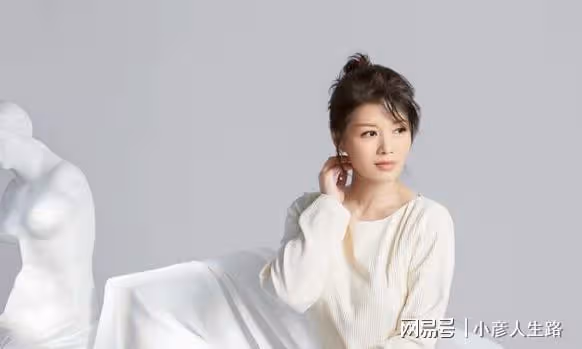 程愫傅程鵬離婚5年後,她獨自帶娃當院長,他事業受阻演配角