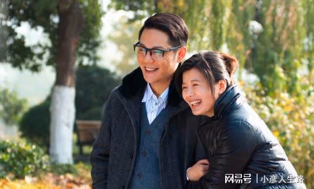 程愫傅程鵬離婚5年後,她獨自帶娃當院長,他事業受阻演配角