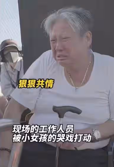 洪金寶宣傳新電影,鬍鬚花白身形暴瘦認不出,此前頂烈日拄拐拍戲