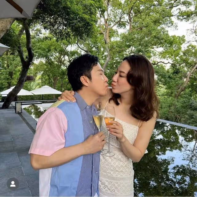 甄子丹59歲生日獲妻女示愛,汪詩詩大曬親吻照,狂設45道菜太奢侈