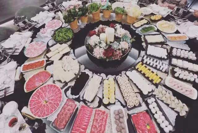 甄子丹59歲生日獲妻女示愛,汪詩詩大曬親吻照,狂設45道菜太奢侈
