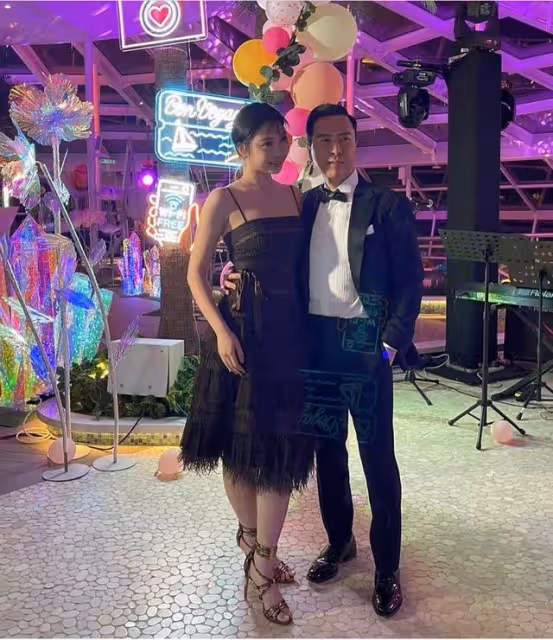 甄子丹59歲生日獲妻女示愛,汪詩詩大曬親吻照,狂設45道菜太奢侈