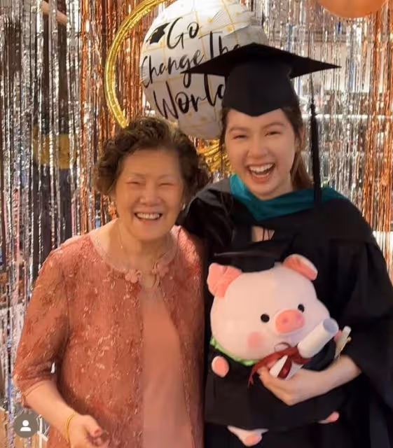甄子丹59歲生日獲妻女示愛,汪詩詩大曬親吻照,狂設45道菜太奢侈