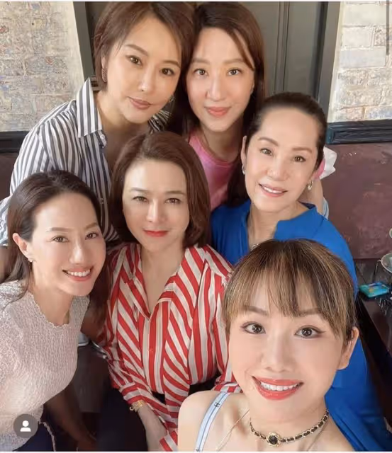 甄子丹59歲生日獲妻女示愛,汪詩詩大曬親吻照,狂設45道菜太奢侈