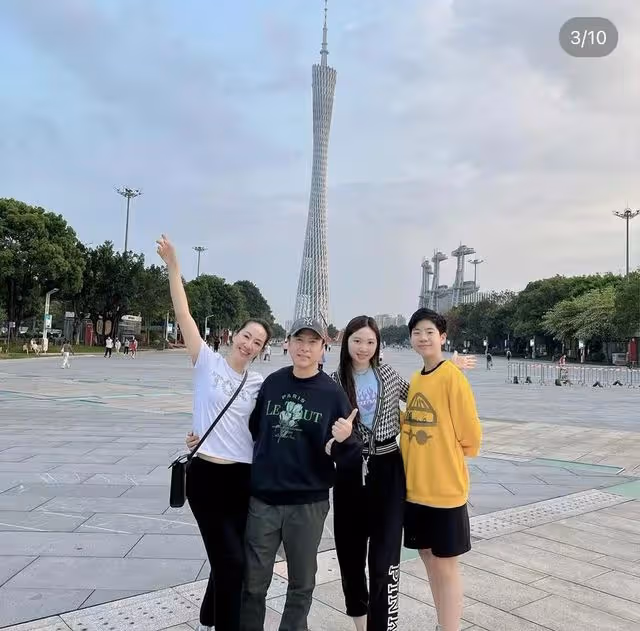 甄子丹59歲生日獲妻女示愛,汪詩詩大曬親吻照,狂設45道菜太奢侈